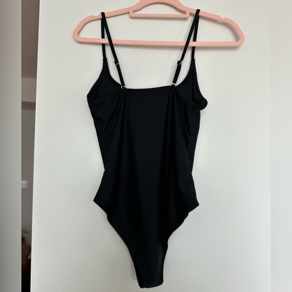 Black swimsuit with adjustable spaghetti straps (brandless) - Picture 6 of 7